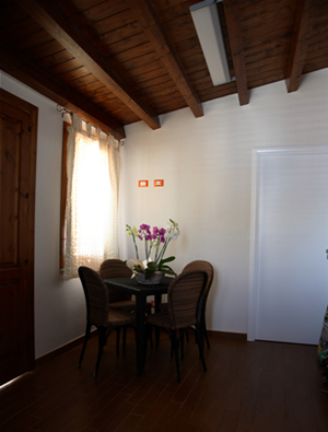 ingresso del bed and breakfast, tavolo con sedie e fiori come centro tavola